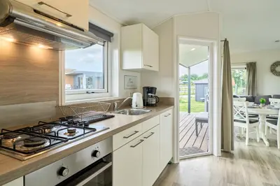 Küche/Küchenzeile in der Unterkunft Süsel Seeparx Ferienhaus Wellenkönig