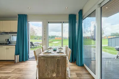 Küche/Küchenzeile in der Unterkunft Süsel Seeparx Ferienhaus Victoria