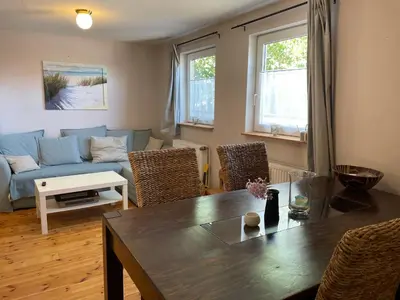 Ein Sitzbereich in der Unterkunft Ostseeferienwohnung Storchennest Zwei
