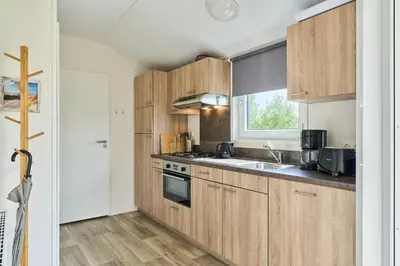 Küche/Küchenzeile in der Unterkunft Süsel Seeparx Ferienhaus Wassermann