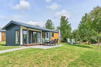 Ein Garten an der Unterkunft Süsel Seeparx Ferienhaus Wassermann