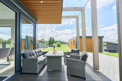Ein Sitzbereich in der Unterkunft Süsel Seeparx Ferienhaus Windspiel