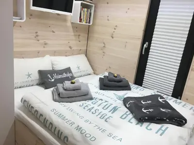 Ein Bett oder Betten in einem Zimmer der Unterkunft Hausboot Hafenkönig Lübeck