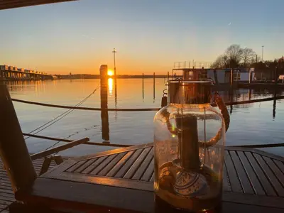 Blick auf einen Fluss in der Nähe des Bootes