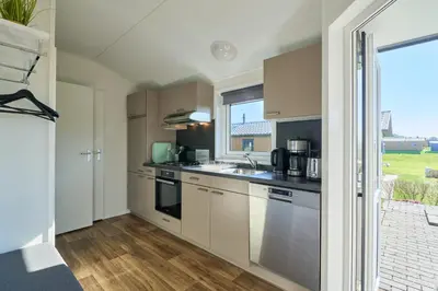 Küche/Küchenzeile in der Unterkunft Süsel Seeparx Ferienhaus Seezauber