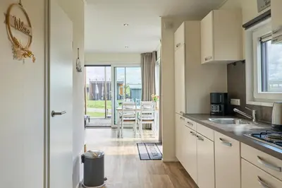 Küche/Küchenzeile in der Unterkunft Süsel Seeparx Ferienhaus Sonnenschein