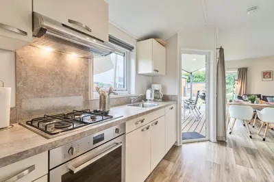 Küche/Küchenzeile in der Unterkunft Süsel Seeparx Ferienhaus Theres