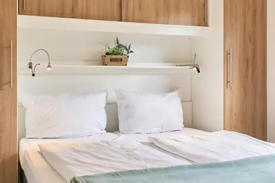 Ein Bett oder Betten in einem Zimmer der Unterkunft Süsel Seeparx Ferienhaus Seeflüstern