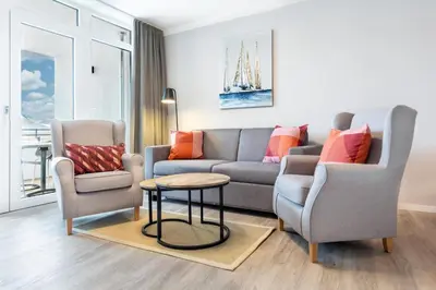 Ein Sitzbereich in der Unterkunft Godewindpark Deluxe-Suite 1-17 mit West-Loggia