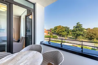 Ein Balkon oder eine Terrasse in der Unterkunft Godewindpark Deluxe-Apartment 2-14 mit eigener e-Ladesäule, XL-Strandkorb und Hundefreundlich