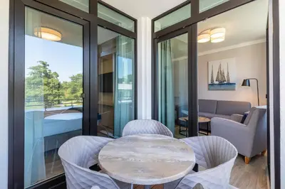 Ein Sitzbereich in der Unterkunft Godewindpark Deluxe-Apartment 2-14 mit eigener e-Ladesäule, XL-Strandkorb und Hundefreundlich