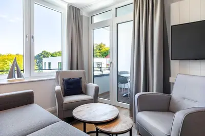 Ein Sitzbereich in der Unterkunft Godewindpark Deluxe-Apartment 2-14 mit eigener e-Ladesäule, XL-Strandkorb und Hundefreundlich