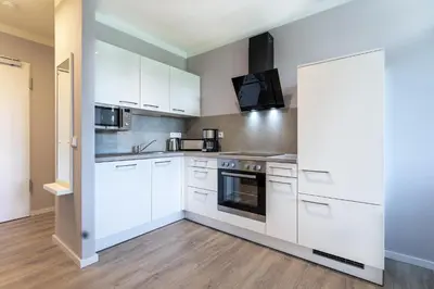 Küche/Küchenzeile in der Unterkunft Godewindpark Deluxe-Apartment 2-14 mit eigener e-Ladesäule, XL-Strandkorb und Hundefreundlich
