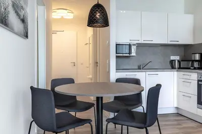 Küche/Küchenzeile in der Unterkunft Godewindpark Deluxe-Apartment 2-07 mit Strandkorb am Strand