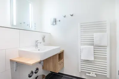 Ein Badezimmer in der Unterkunft Godewindpark Deluxe-Apartment 1-07 mit West-Loggia