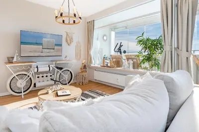 Ein Sitzbereich in der Unterkunft Panoramic Loft mit Meerblick