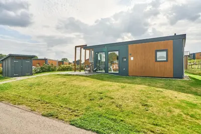 Das Gebäude in dem sich das Ferienhaus befindet