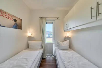 Ein Bett oder Betten in einem Zimmer der Unterkunft Süsel Seeparx Ferienhaus Feldkieker