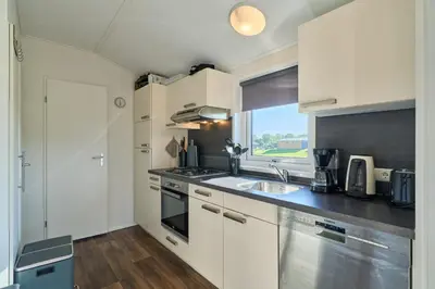 Küche/Küchenzeile in der Unterkunft Süsel Seeparx Ferienhaus Wellenzauber