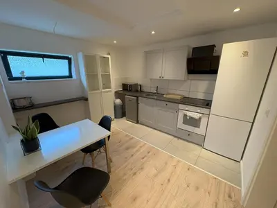 Küche/Küchenzeile in der Unterkunft Modernes 2 Zimmer Souterrain Apartment - zentral - nahe Hamburg & Lübeck