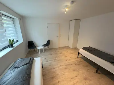 Ein Sitzbereich in der Unterkunft Modernes 2 Zimmer Souterrain Apartment - zentral - nahe Hamburg & Lübeck