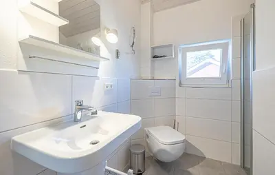 Ein Badezimmer in der Unterkunft Cozy Home In Krems Iiwarderbrück With Sauna