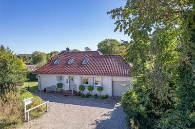 Das Gebäude in dem sich das Ferienhaus befindet
