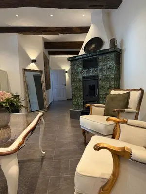 Ein Sitzbereich in der Unterkunft Müllerstube im historischen Müllerhaus