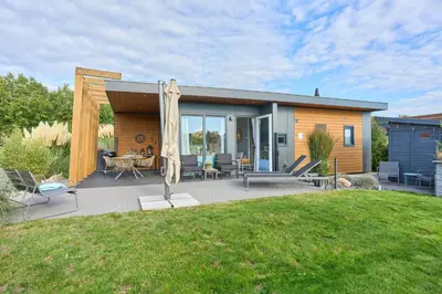 Das Gebäude in dem sich das Ferienhaus befindet