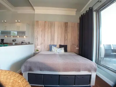 Ein Bett oder Betten in einem Zimmer der Unterkunft Strandvilla Beletage - exklusive Wohnung mit einzigartigem Meer - und Hafenblick