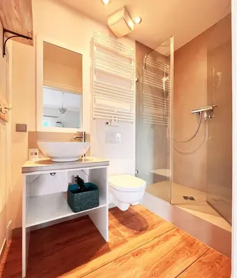 Ein Badezimmer in der Unterkunft Strandvilla Beletage - exklusive Wohnung mit einzigartigem Meer - und Hafenblick
