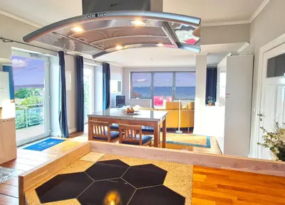 Ein Sitzbereich in der Unterkunft Strandvilla Beletage - exklusive Wohnung mit einzigartigem Meer - und Hafenblick
