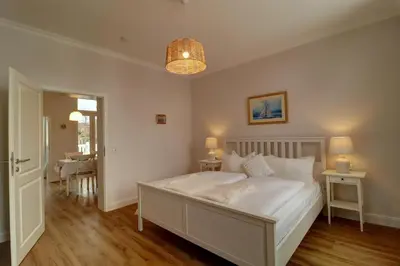 Ein Bett oder Betten in einem Zimmer der Unterkunft Villa Johanna App 1- mit zwei Balkonen & Garten - nur wenige Schritte vom Strand