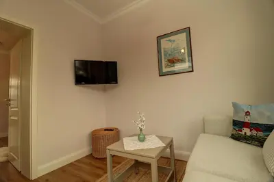 TV/Unterhaltungsangebot in der Unterkunft Villa Johanna App 1- mit zwei Balkonen & Garten - nur wenige Schritte vom Strand