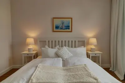 Ein Bett oder Betten in einem Zimmer der Unterkunft Villa Johanna App 1- mit zwei Balkonen & Garten - nur wenige Schritte vom Strand