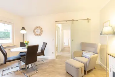 Ein Sitzbereich in der Unterkunft Ferienwohnung Timmendorfer Perle