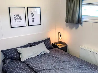 Ein Bett oder Betten in einem Zimmer der Unterkunft Süsel Seeparx Ferienhaus Seehütte 25