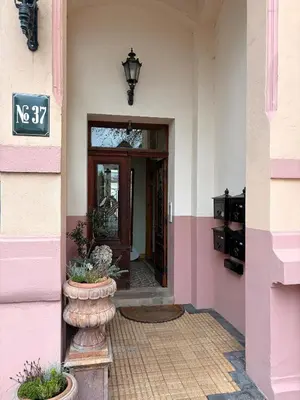 Eine Fassade oder ein Eingang zu Sophie