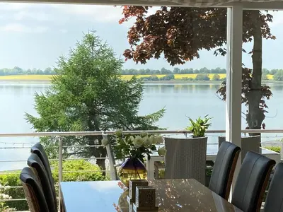Blick auf einen Fluss in der Nähe des Ferienhauses