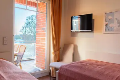 Ein Bett oder Betten in einem Zimmer der Unterkunft Moderne Kurparkresidenz Whg. 11