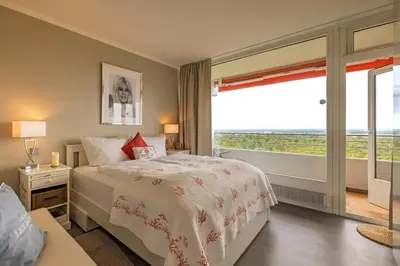 Ein Bett oder Betten in einem Zimmer der Unterkunft Best View - strandnahe Ferienwohnung mit atemberaubenden Blick von Lübeck bis zur Ostsee