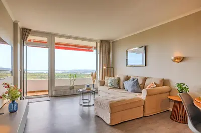 Ein Sitzbereich in der Unterkunft Best View - strandnahe Ferienwohnung mit atemberaubenden Blick von Lübeck bis zur Ostsee