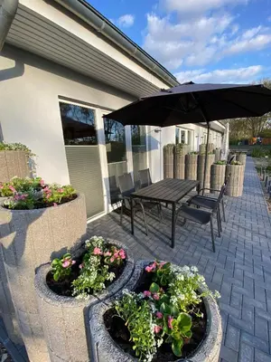 Ein Garten an der Unterkunft Ferienhaus Wesloer Landstraße 6b