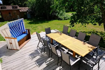 Ein Garten an der Unterkunft KVH FeWo Lübeck & Priwall für 19 Gäste im EG