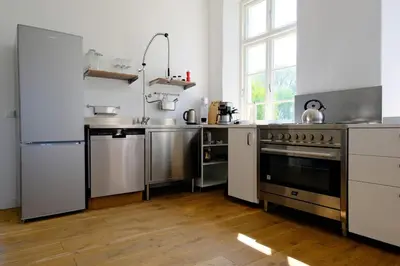 Küche/Küchenzeile in der Unterkunft KVH FeWo Lübeck & Priwall für 19 Gäste im EG