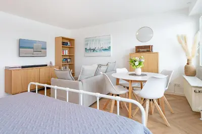 Ein Sitzbereich in der Unterkunft Strandhotel Scharbeutz Oceanview Deluxe