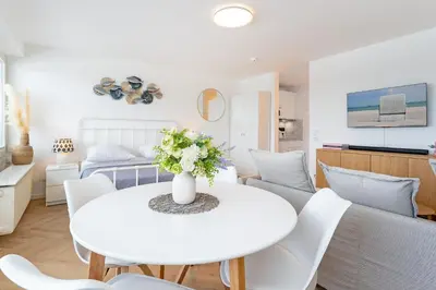 Ein Sitzbereich in der Unterkunft Strandhotel Scharbeutz Oceanview Deluxe