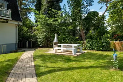 Ein Garten an der Unterkunft Strandhus Bootsmann