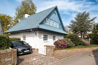 Das Gebäude in dem sich das Ferienhaus befindet