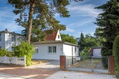 Das Gebäude in dem sich das Ferienhaus befindet